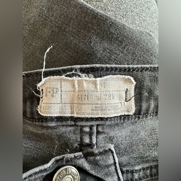 Free People Women's Skinny Stretch Distressed Charcoal Wash Raw Hem Sz. …​​​ - Picture 10 of 13